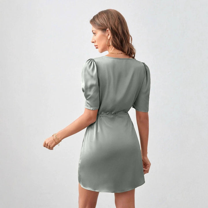 Damen Wickelkleid mit eleganten Puffärmeln und angeschnittenem Saum Drune