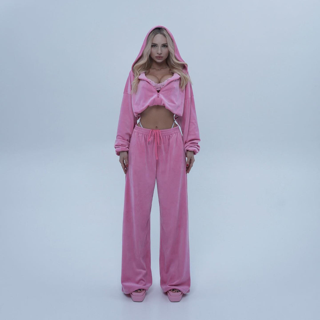 Damen sportliches Freizeit-Outfit mit cropped Hoodie und weit geschnittenen Hosen Drune