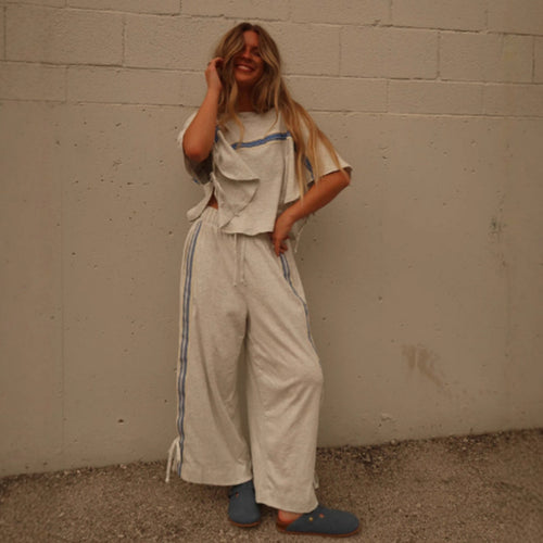 Damen nan zweiteiliges Freizeitensemble mit kastigem Rüschenoberteil und weiter Kordelhose mit seitlichem Zierstreifen Drune