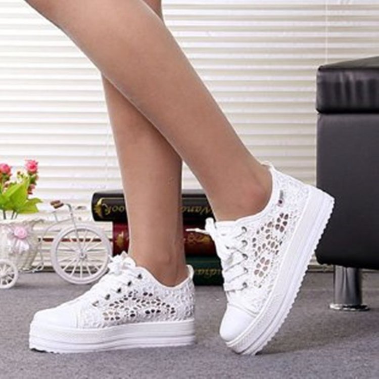 Damen luftige Sneaker mit floraler Häkeloptik und bequemem Plateau Drune