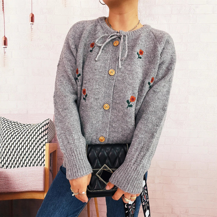 Damen Strickjacke mit floralem Stickdesign und Knopfverschluss Drune