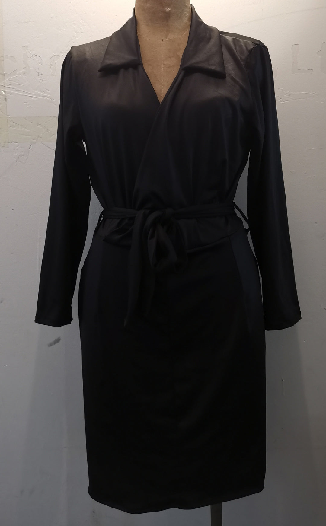 Damen Wickelkleid mit eleganter Schnittführung und Taillengürtel Drune