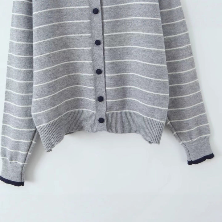 Damen gestreifte Strickjacke mit modernem Rundhalsausschnitt und Knopfdetails Drune