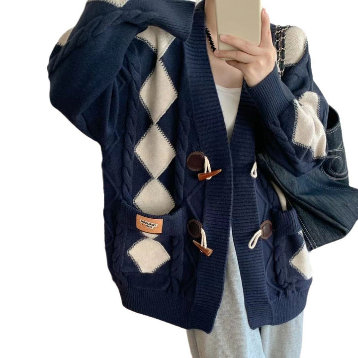 Damen Grob gestrickter Cardigan mit romantischem Rautenmuster und dekorativen Holzknöpfen Drune