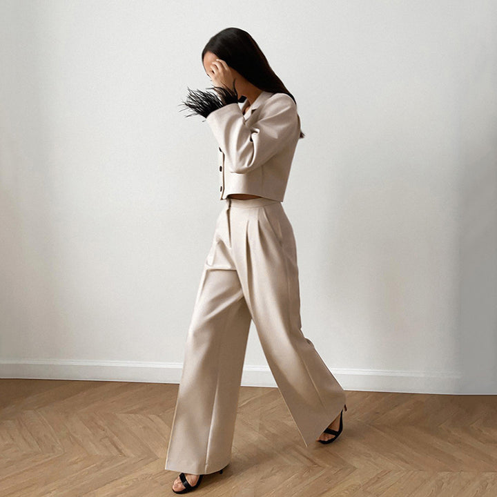 Damen schickes Anzug-Set mit eleganten Federn an den Ärmeln und hohem Bund Drune