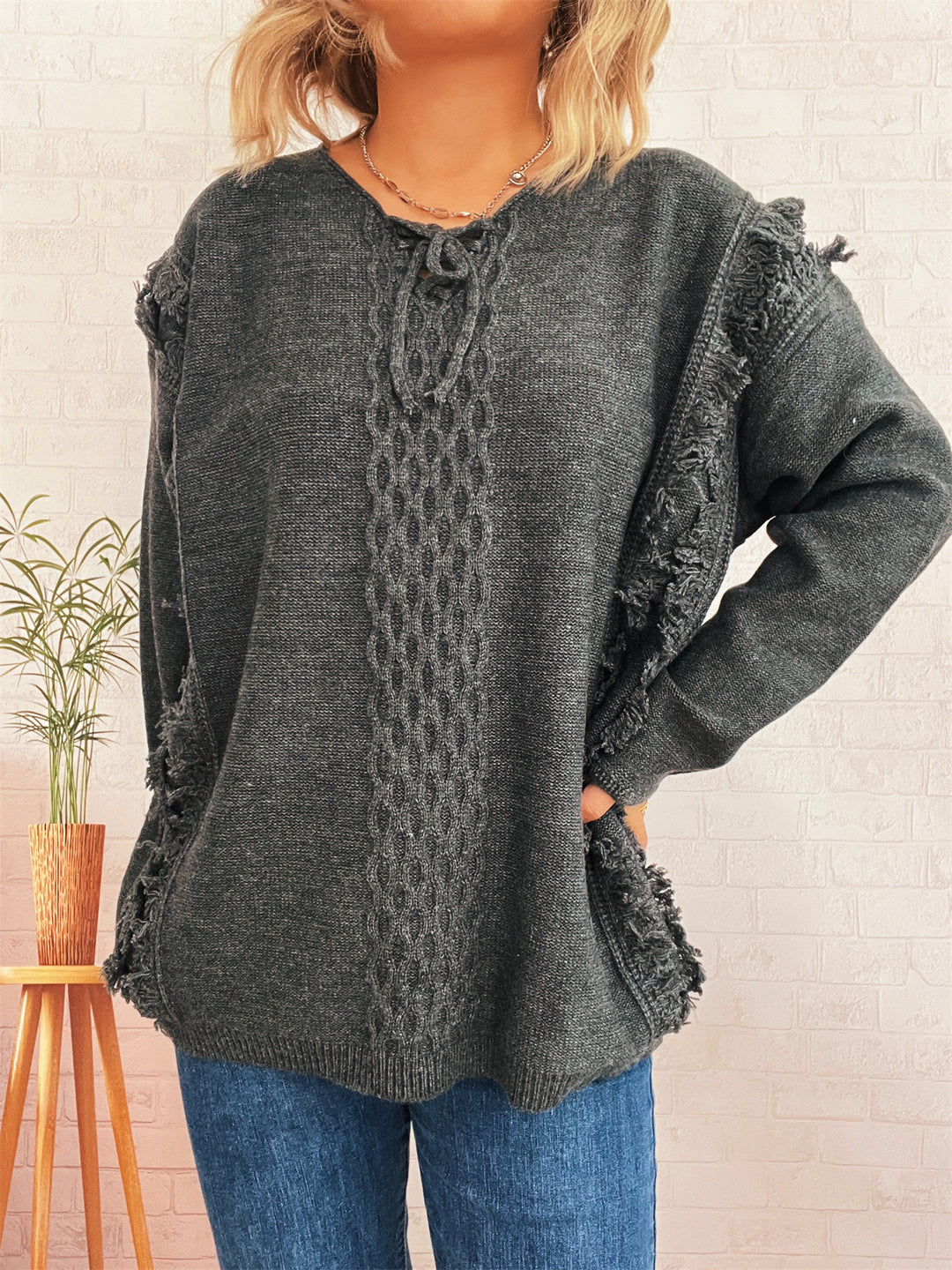 Damen Grobstrickpullover mit lässigen Fransen und dekorativem Zopfdesign Drune