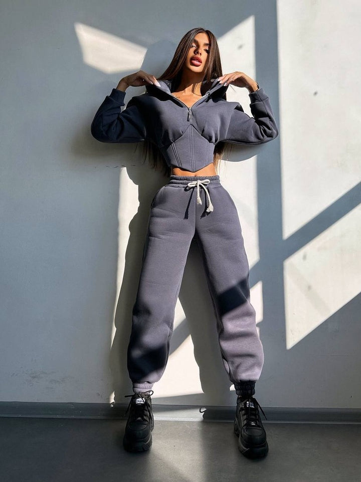 Damen Sportoutfit mit trendiger cropped Jacke und modischen Jogginghosen Drune