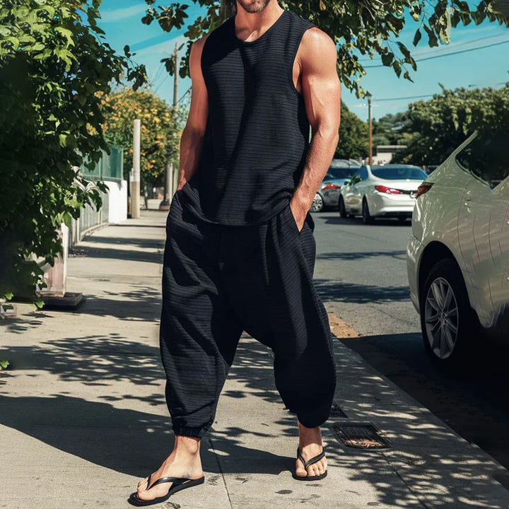 Herren lässiges Sommer-Outfit mit luftiger Weste und weiten Hosen Drune