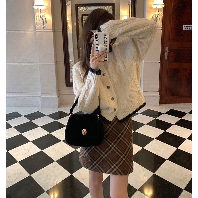 Damen Grobstrickjacke mit einzigartiger Zopfmusterung und eleganten Knöpfen Drune
