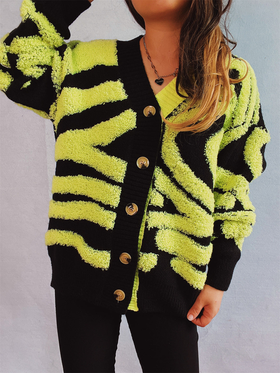 Damen modische Strickjacke mit grafischem Muster und luxuriösen Knöpfen Drune