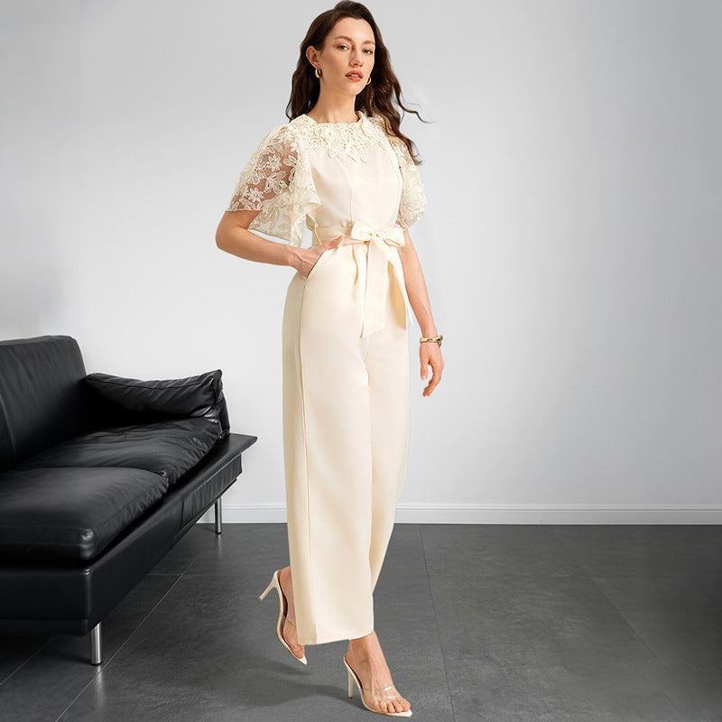 Damen Jumpsuit mit romantischem Spitzeneinsatz und Bindegürtel Drune
