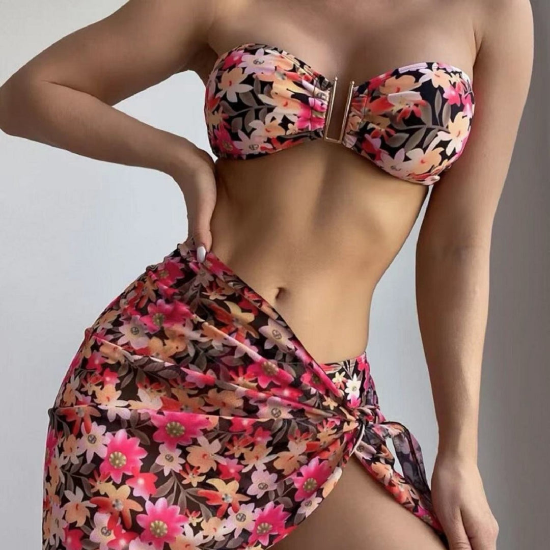 Damen Bikini-Set mit elegantem Bandeau-Oberteil und floralem Wickelrock Drune