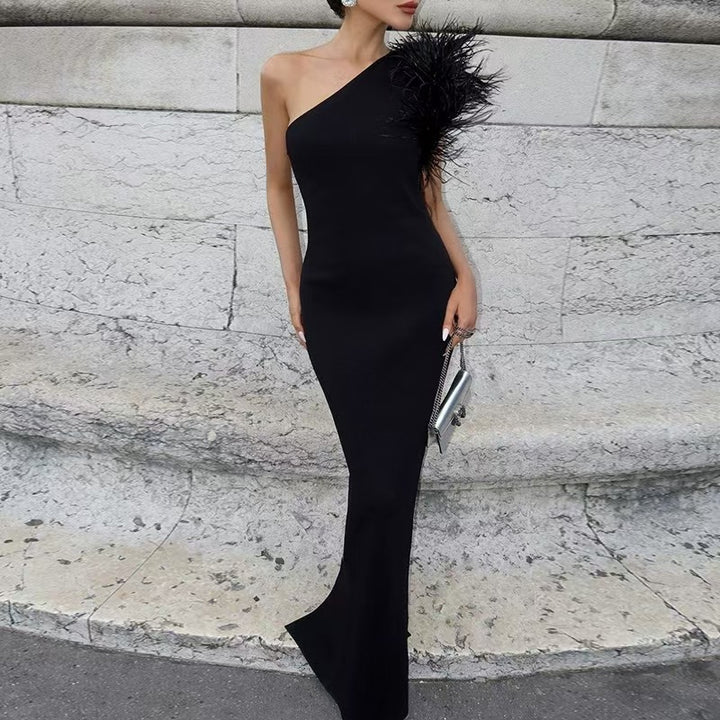 Damen Elegantes Abendkleid mit asymmetrischem Schnitt und kunstvollem Federbesatz Drune