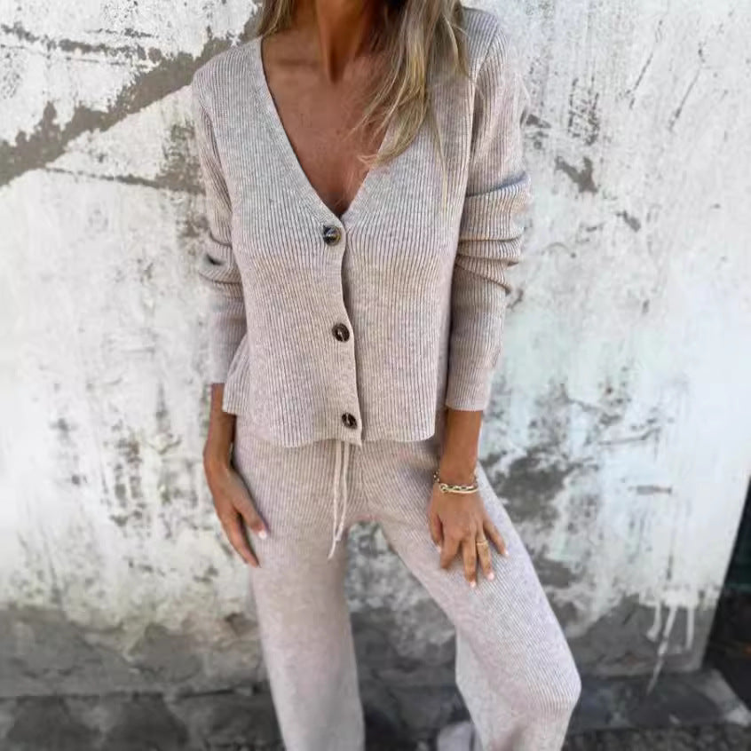Damen Strickanzug mit tiefem V-Ausschnitt und eleganten Knopfdetails Drune