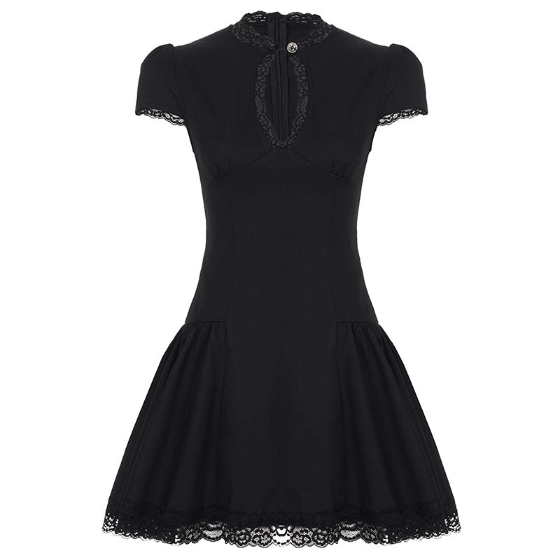 Damen Kleid mit romantischem Rüschensaum und zarten Spitzenakzenten Drune