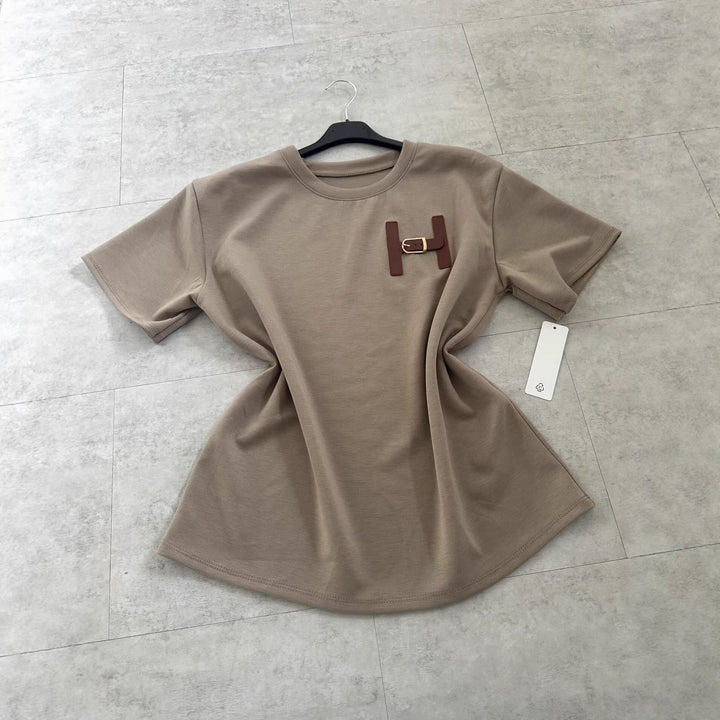 Damen modisches T-Shirt mit einzigartigem Logodetail und lässigem Schnitt