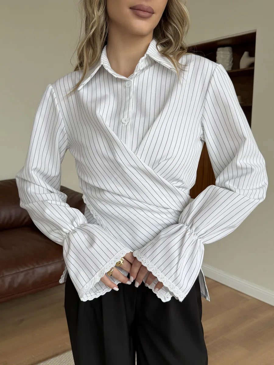 Damen nan taillierte Wickelbluse mit Spitzenrand und feinen Längsstreifen Drune