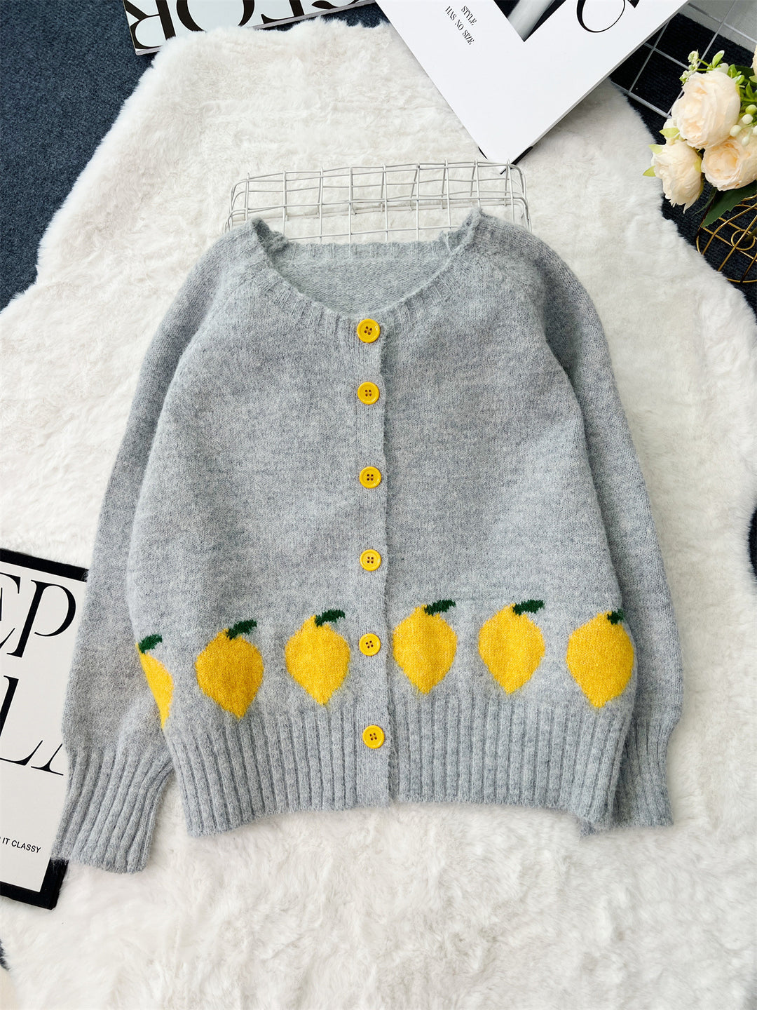Damen Strickjacke mit fruchtigem Motiv und Knopfdetails Drune