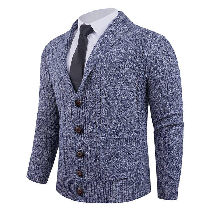 Herren nan Strickcardigan mit Schalkragen, Zopfmuster, aufgesetzten Taschen und Knopfleiste Drune