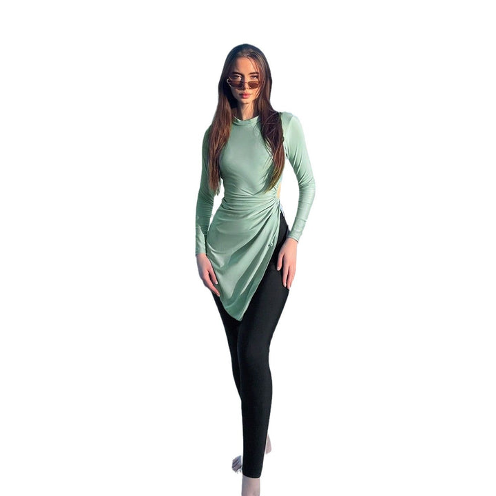 Damen modisches Strandoutfit mit längerem Oberteil Drune