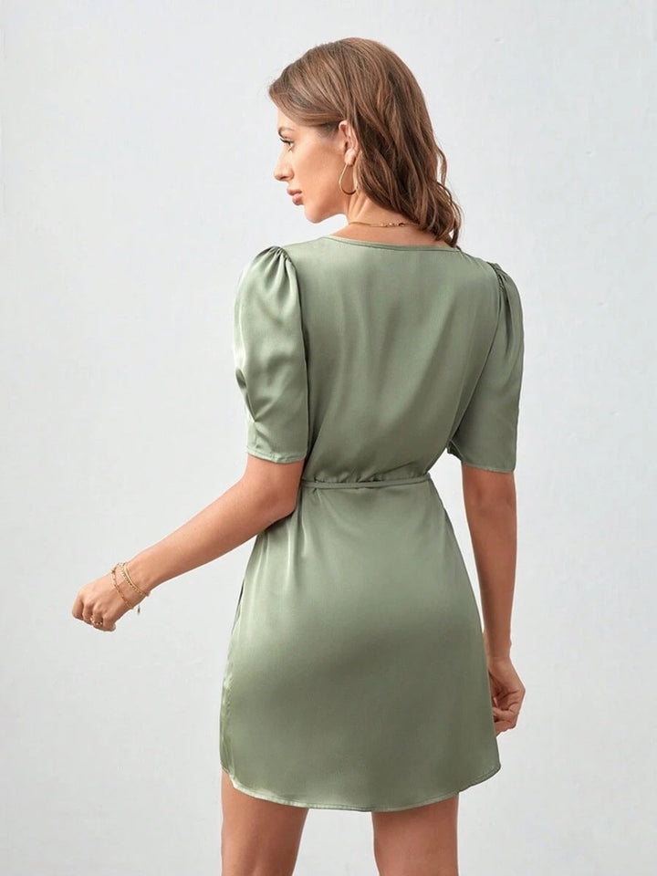 Drune | Satin Mini Kleid Wickelstil Puffärmel V-ausschnitt Elegante Passform