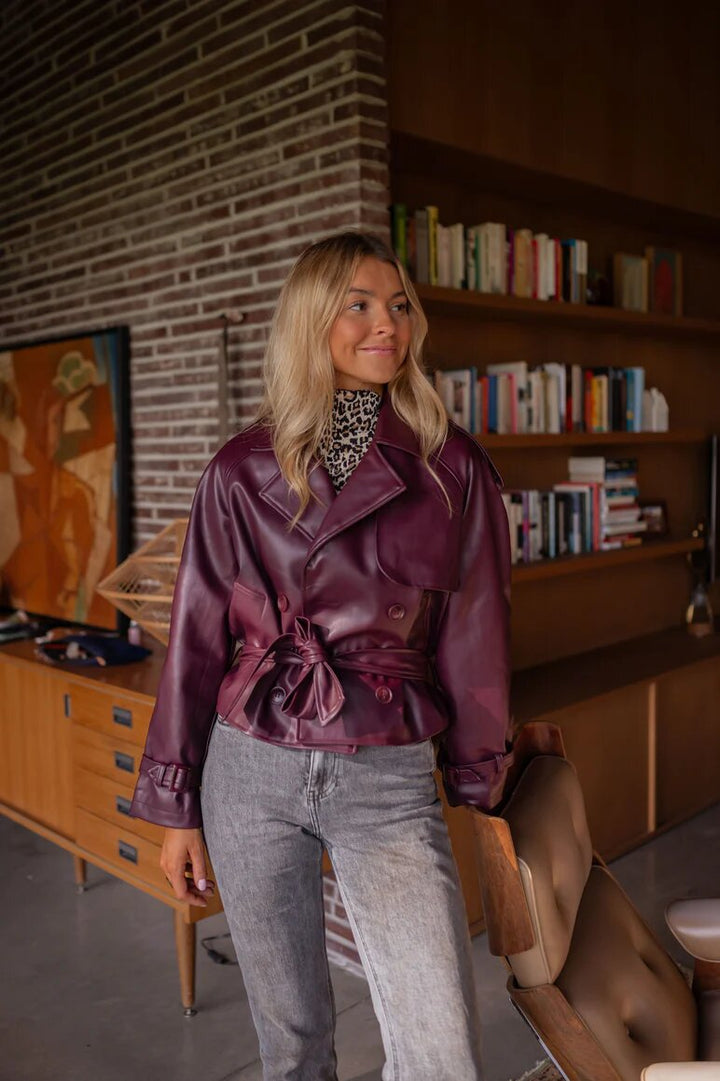 DamenModerne Jacke aus Kunstleder mit Taillengürtel und doppelt gestepptem Design Drune