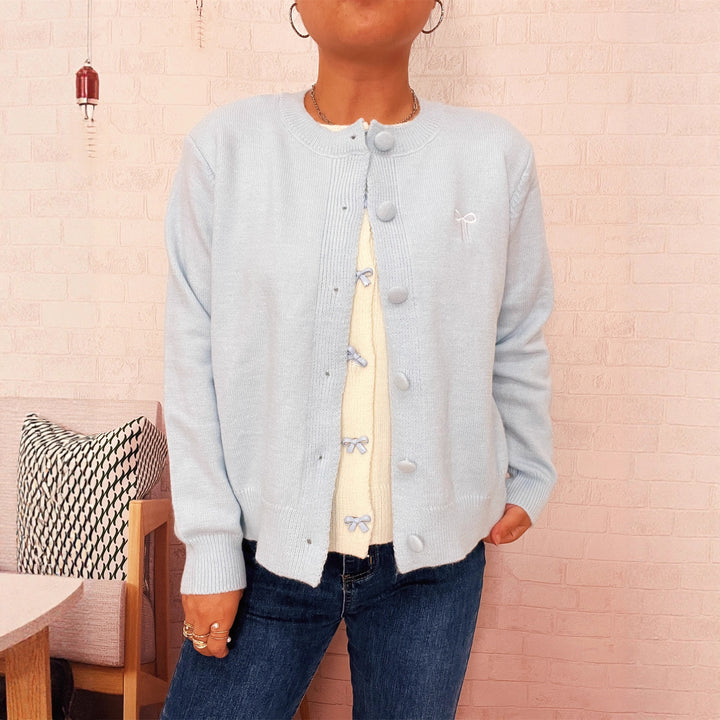 Damen Strickjacke mit verspielten Knopfdetails und feiner Struktur Drune