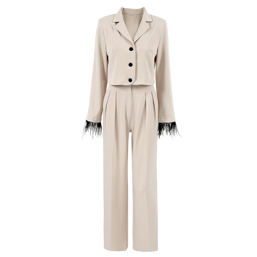 Damen schickes Anzug-Set mit eleganten Federn an den Ärmeln und hohem Bund Drune