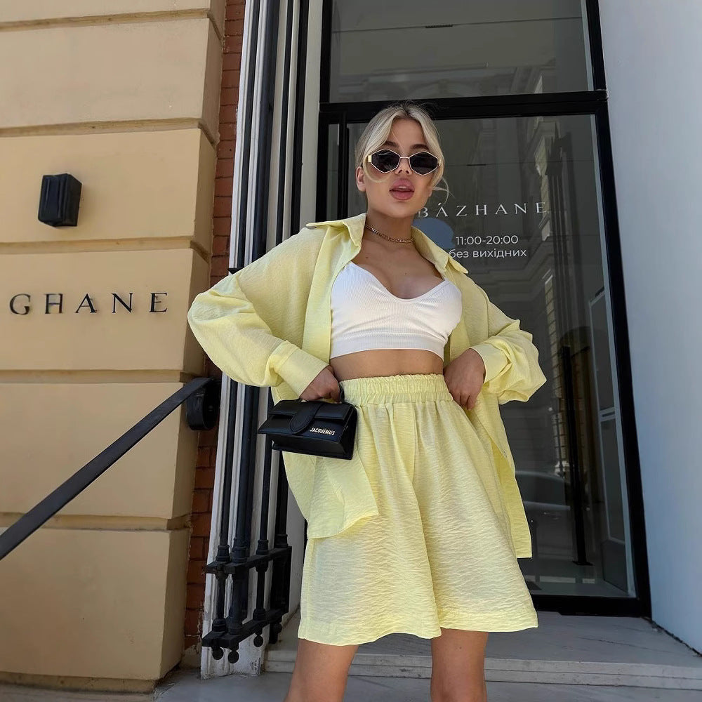 Damen lässiges Outfit mit lockerem Hemd und Shorts Drune