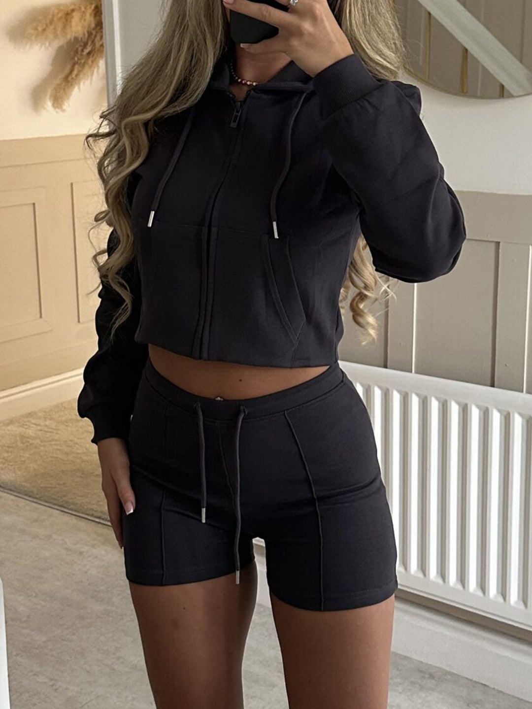 Damen nan lässiges Sweatshirt- und Short-Set mit dekorativen Schleifen-Applikationen, hohem Rundhalsausschnitt und Tunnelzugbund Drune
