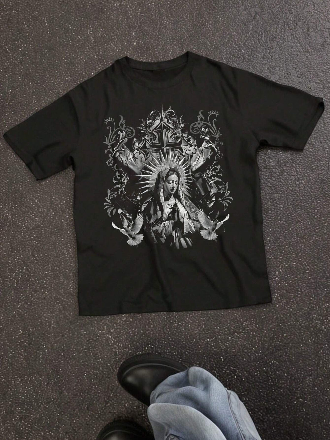 Damen T-Shirt mit künstlerischem Totenkopf-Motiv und lässigem Schnitt Drune