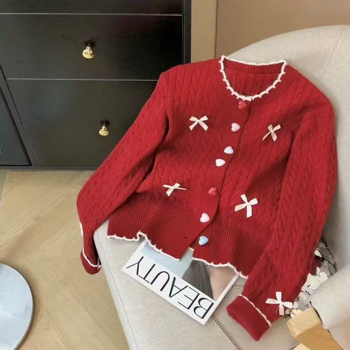 Damen Strickjacke mit Zopfmuster und verspielten Verzierungen Drune