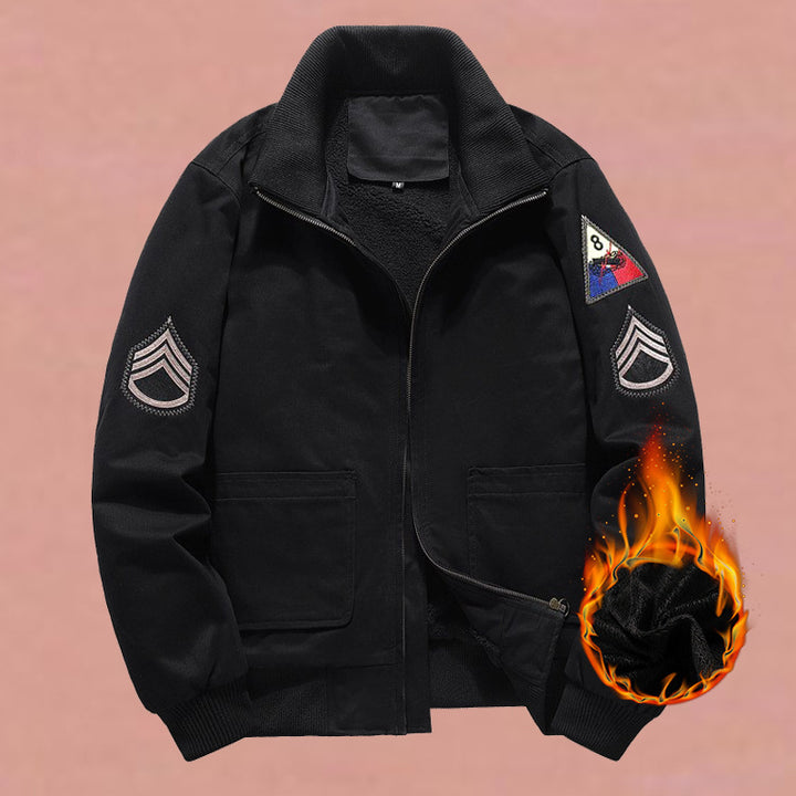 Herren nan militärisch inspirierte Bomberjacke mit aufgesetzten Patches, verdecktem Reißverschluss und elastischen Bündchen Drune