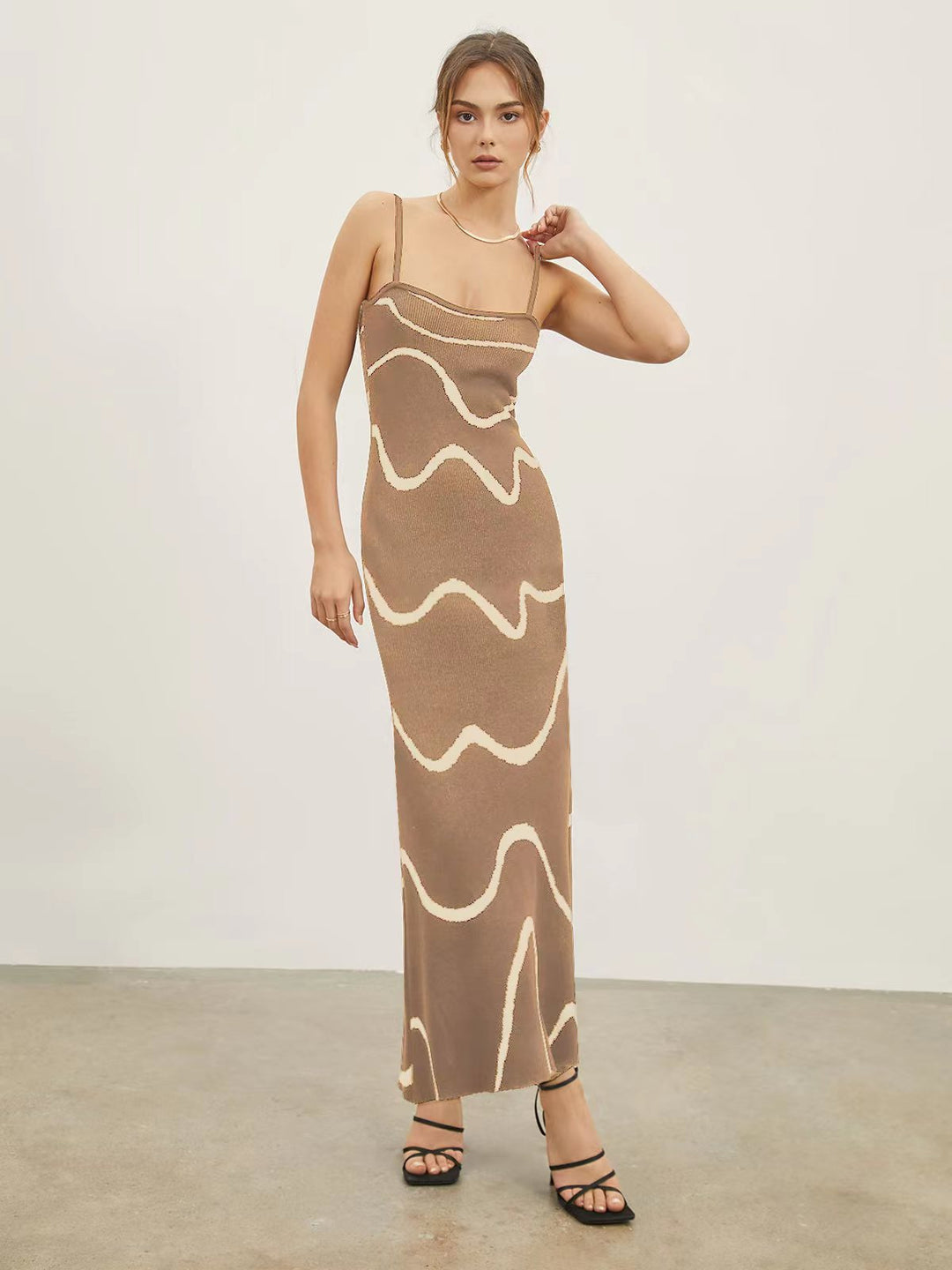 Damen Maxikleid mit modernem Wellenmuster und feinen Spaghettiträgern Drune
