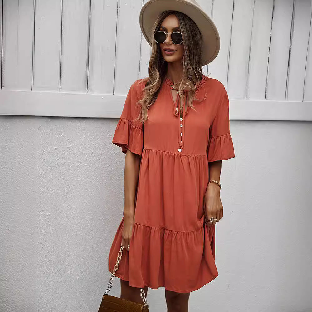 Damen lässiges Kleid mit femininem Rüschendesign und Knopfdetails Drune