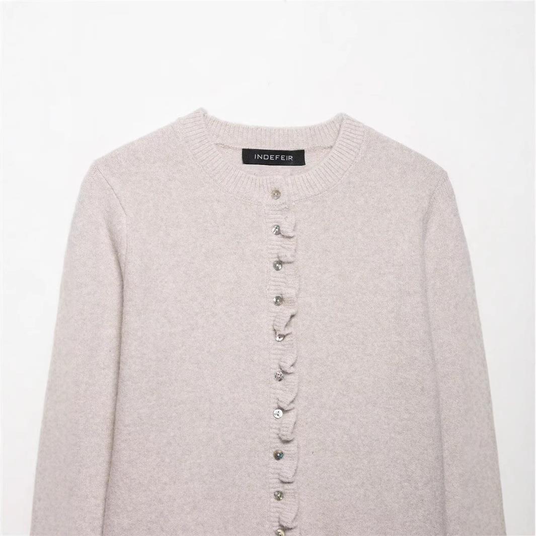 Damen Strickjacke mit Rüschendetails und Knopfleiste Drune