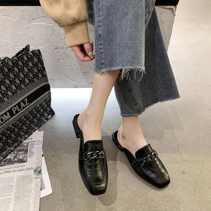 Damen Mules mit hochwertiger Kroko-Prägung und modischer Kettenapplikation Drune