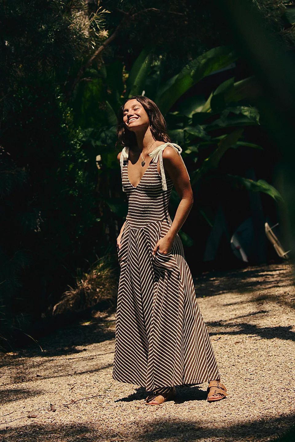 Damen Maxi-Sommerkleid mit verspielten Trägern und elegantem V-Ausschnitt Drune