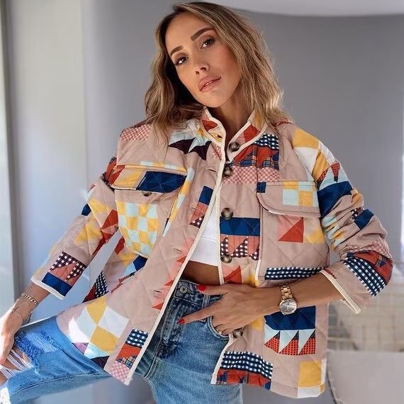 Damen gesteppte Übergangsjacke mit buntem Patchwork-Muster und großen Taschen Drune