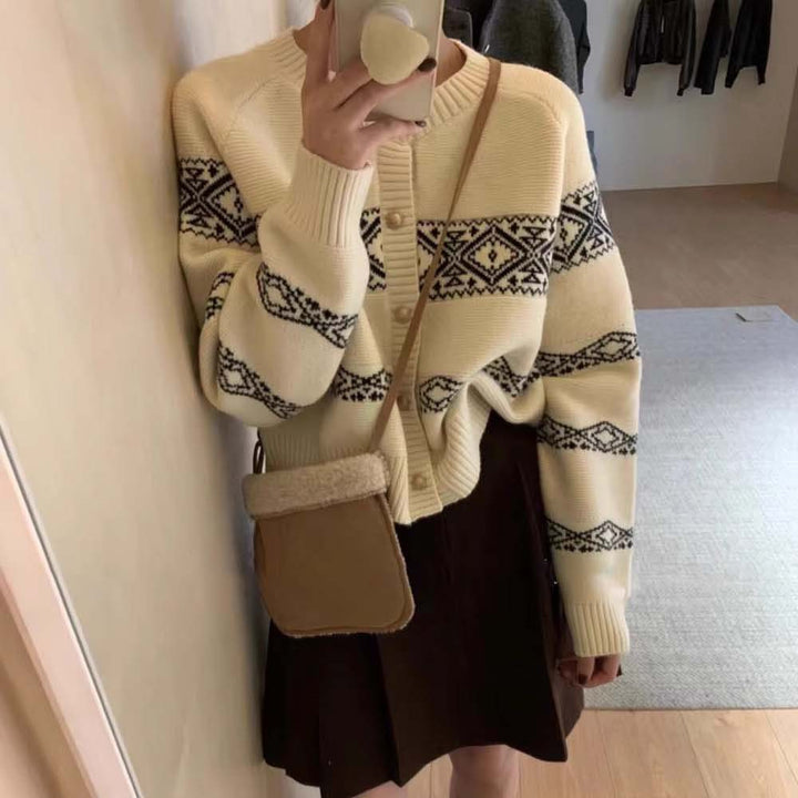 Damen kurz geschnittene Strickjacke mit verzierten Knöpfen Drune