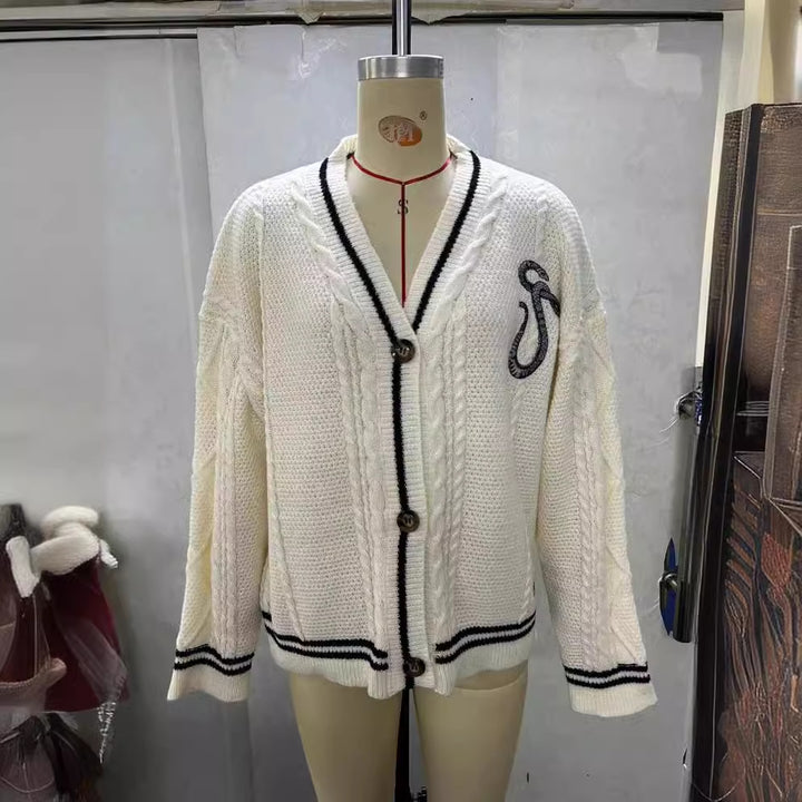 Damen nan gestrickte College-Cardigan mit Zopfmuster, V-Ausschnitt, kontraststreifen und gestickten Applikationen Drune