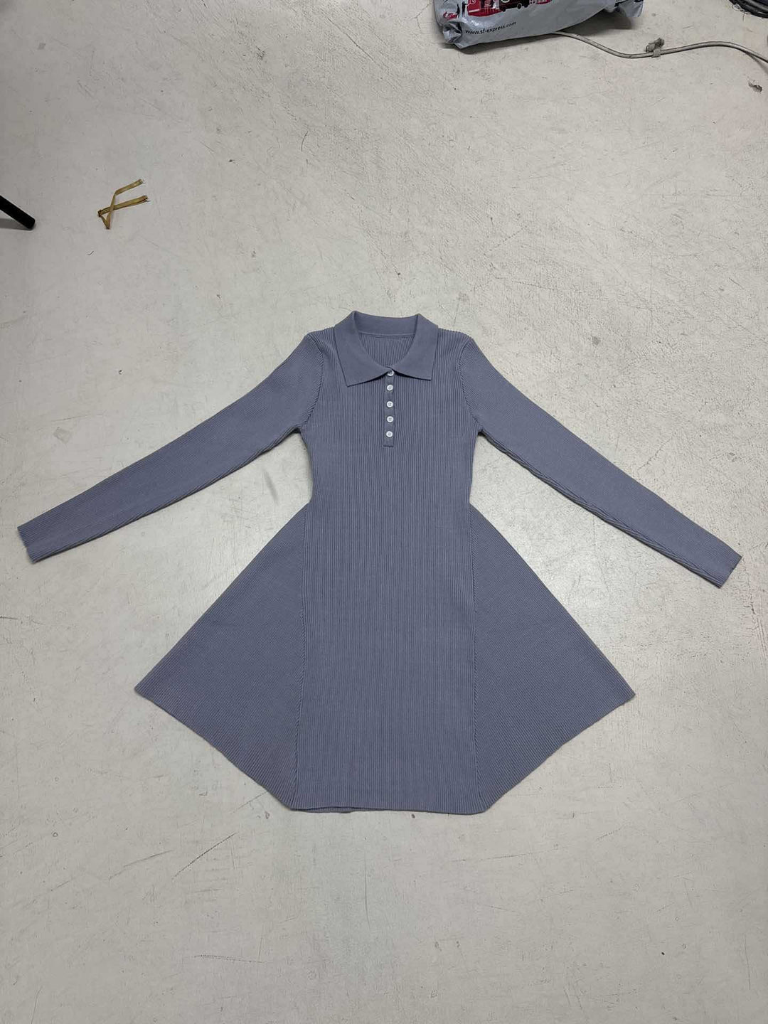 Damen nan geripptes Polokleid mit taillierter Miederform und ausgestelltem Volantrock Drune