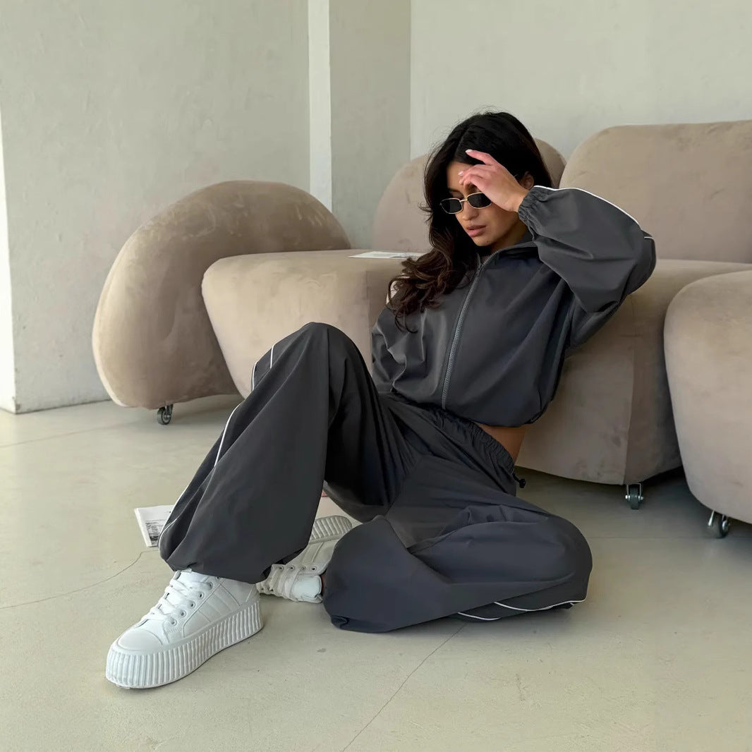 Damen sportliches Set mit funktionalem Kapuzenoberteil und lockerer Hose Drune