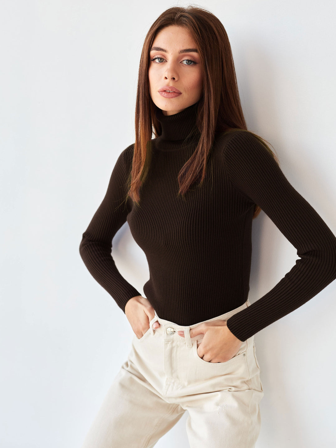 Damen Enganliegender Rollkragenpullover aus ribbelndem Strick Drune
