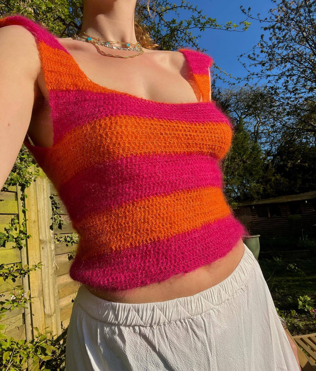 Damen gestricktes Crop-Top mit buntem Streifenmuster und weitem Rundhalsausschnitt Drune