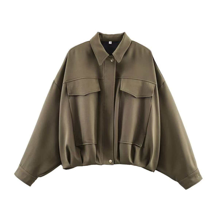 Damen nan oversized kurze Utility-Blousonjacke mit Hemdkragen, großen aufgesetzten Pattentaschen und tailliertem Bündchen Drune