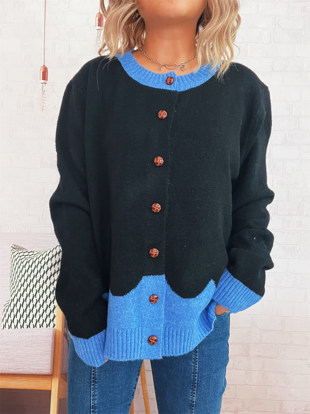 Damen kuschelige Strickjacke mit kontrastierenden Bündchen und Knopfdetails Drune