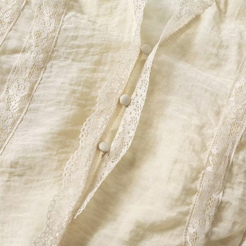Damen-Spitzenoberteil mit eleganten Rüschendetails und Knopfverschlüssen Drune