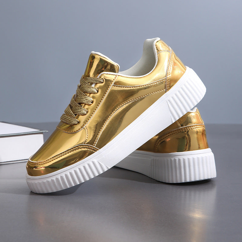 Damen nan niedrig geschnittener Sneaker mit spiegelnder Lackoberfläche, gepolstertem Schaft und erhöhter Laufsohle mit Rillenprofil Drune