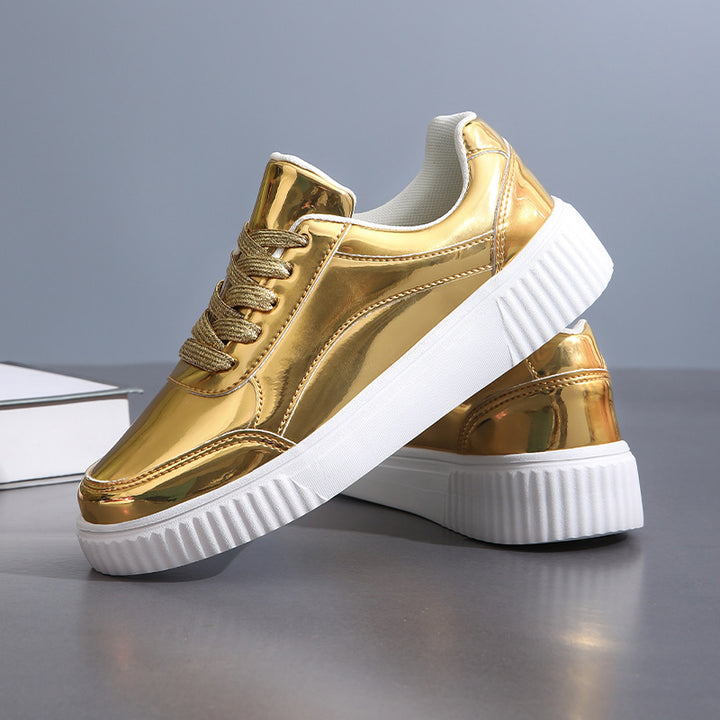 Damen nan niedrig geschnittener Sneaker mit spiegelnder Lackoberfläche, gepolstertem Schaft und erhöhter Laufsohle mit Rillenprofil Drune